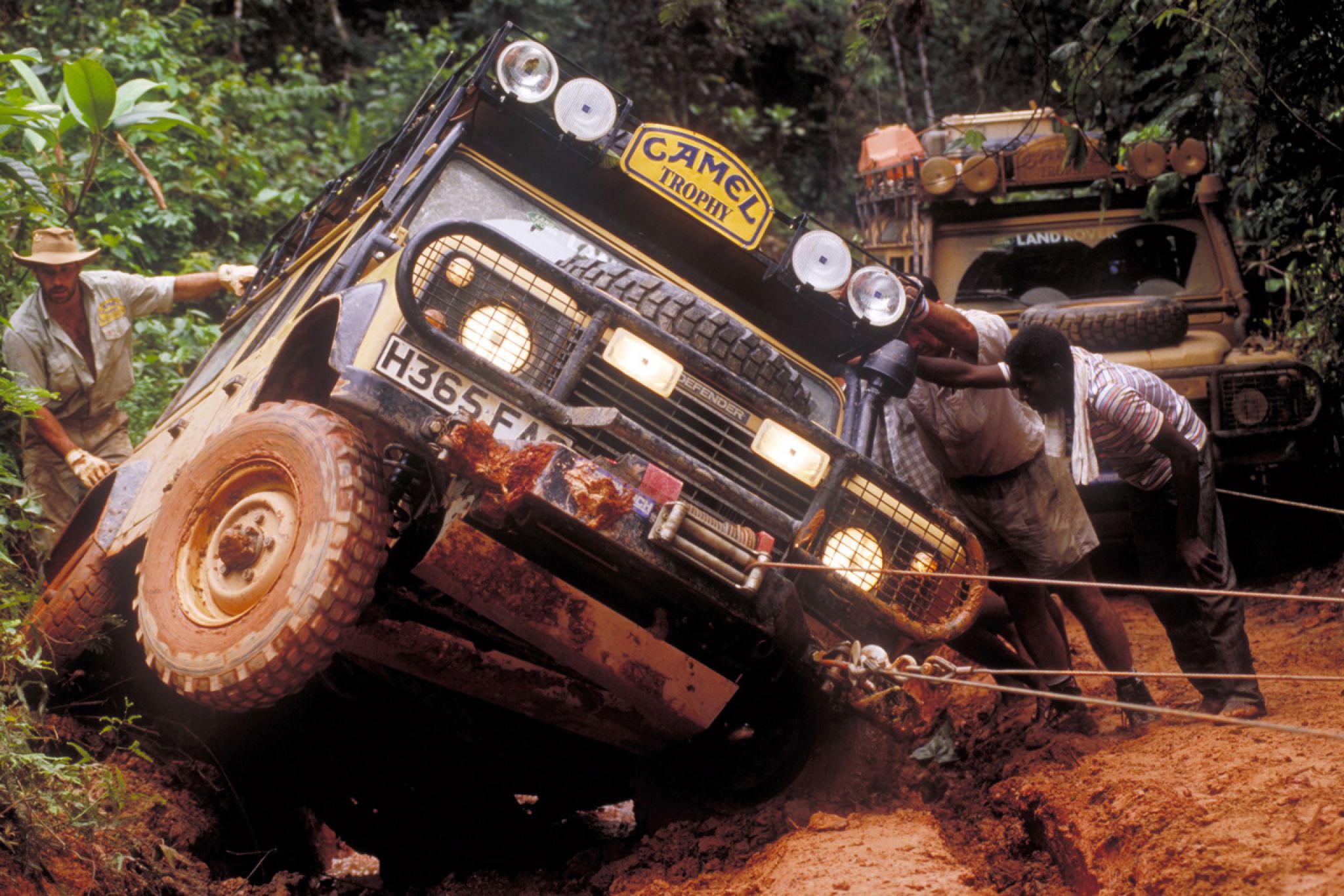 10-land-rover-defender-camel-trophy.jpg